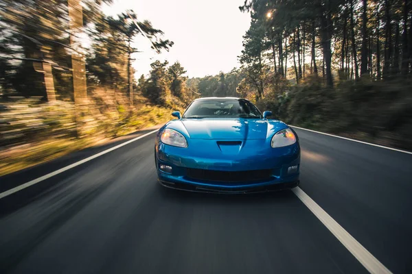 Marca azul modelo deportivo coche comercial photoshooting en la carretera — Foto de Stock