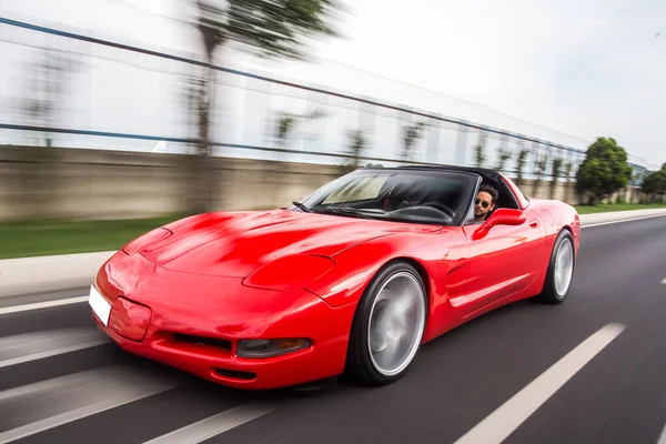 Vermelho esporte cabriolet condução através de colinas — Fotografia de Stock