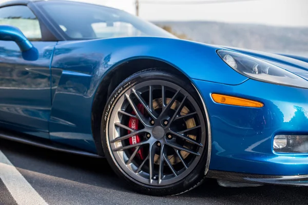 블루 브랜드 스포츠 자동차 프론트 블랙휠 과 크세논 라이트 — 스톡 사진
