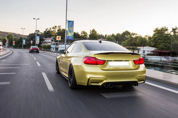 Gele sedan auto op de verkeerswegen van de stad — Stockfoto