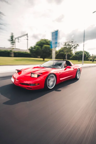 Rojo coche deportivo de lujo en la carretera — Foto de Stock