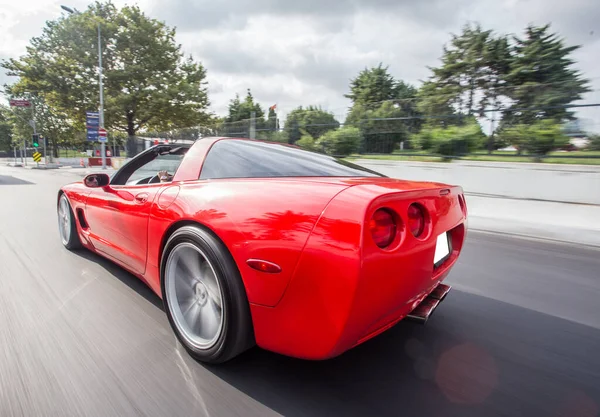 Cabriolet vermelho na estrada, vista traseira — Fotografia de Stock