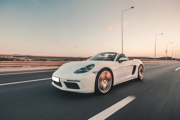 Weißes Luxus-Modellauto fährt auf der Autobahn in den Feldern — Stockfoto