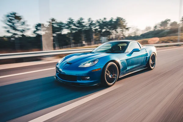 Carro modelo do esporte da marca azul, movimentação de teste de alta velocidade no parque — Fotografia de Stock