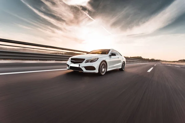 Bianco auto di marca di lusso in autostrada sotto il cielo blu — Foto Stock