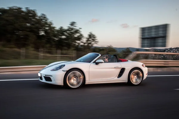 Auto cabriolet super modello bianco guida in autostrada, negli altopiani, vista profilo — Foto Stock