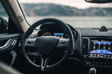 İç mekan, siyah bir arabanın kontrol tekerleği.