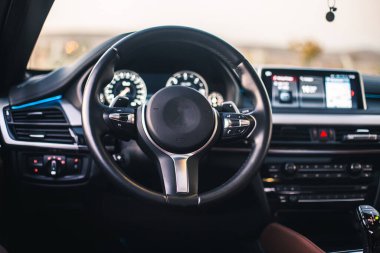 Bir arabanın kontrol tekerleği ve sayaç sistemi