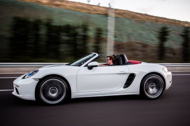 Beyaz süper model Cabriolet araba otoyolda gidiyor.