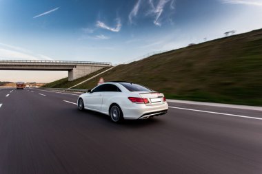 Beyaz lüks sedan araba köprüyü yıkıyor.