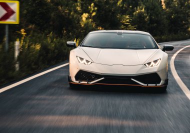 Gümüş rengi yeni spor araba otoyolda