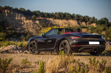 Siyah Cabriolet yeşil çölde park ediyor.