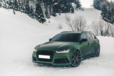 Karlı bir ormanda yeşil spor model off-roader