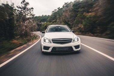 Beyaz ksenon ışıkları olan beyaz off road aracı, doğada sür.