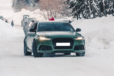 Yeşil off-road aracı kış turizm bölgesinde dalıyor