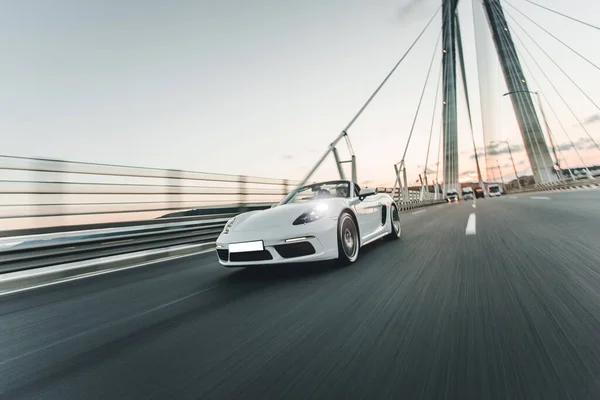 Carro super modelo branco sobre a ponte, vista frontal — Fotografia de Stock