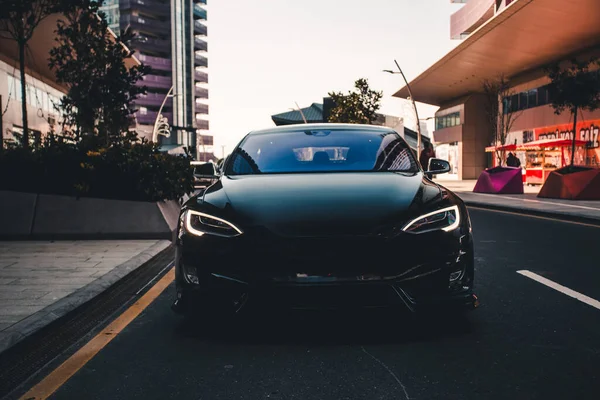 Voiture de classe affaires noire dans un quartier de luxe, vue de face — Photo