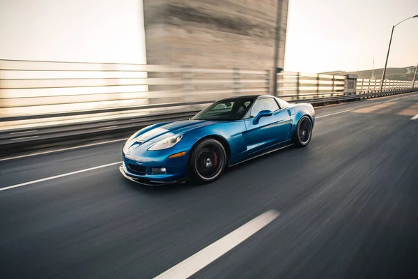 Kék luxus sportkocsi a hídon, nagy sebességű hajtás — Stock Fotó