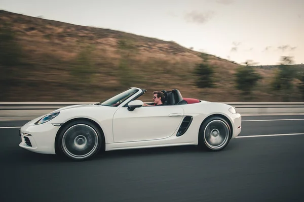 Blanco super modelo cabriolet coche de conducción en la carretera en el atardecer —  Fotos de Stock