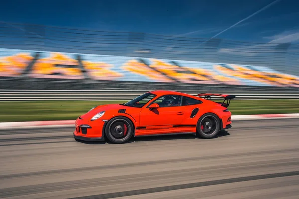 Voiture modèle sport rouge sur la trace de la course — Photo