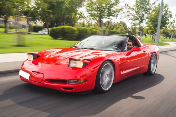 Cabriolet rojo en la carretera, vista frontal — Foto de Stock