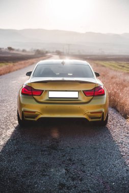 Kırmızı ksenon ışıkları olan yeşil sedan araba.