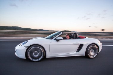 Otoyolda giden beyaz süper model Cabriolet araba, profil görüntüsü