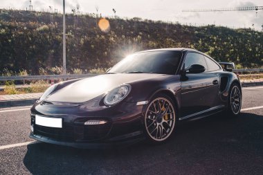 Otobanda mavi marka spor model araba fotoşoplama.