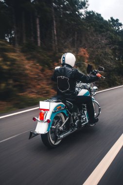 Otobanda mavi bir motosiklet sürüyorum.