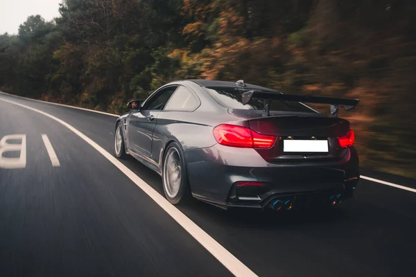 Coche negro con luces rojas en la carretera — Foto de Stock