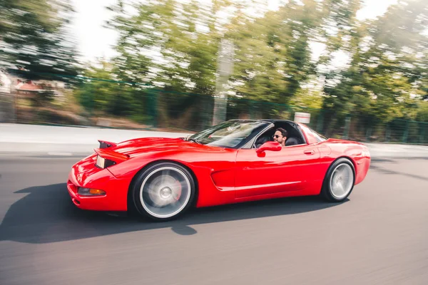 Cabriolet vermelho na estrada, vista lateral — Fotografia de Stock