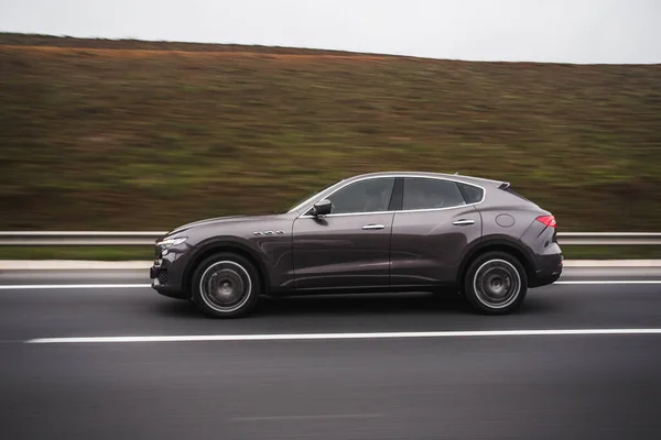 Gris offroader coche deportivo de conducción en las colinas — Foto de Stock