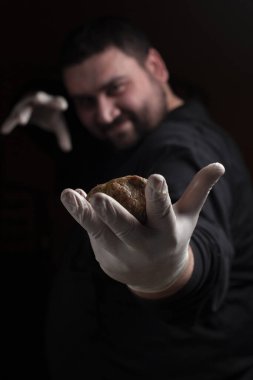 Aşçı koyu arkaplanlı pirzola yapar.