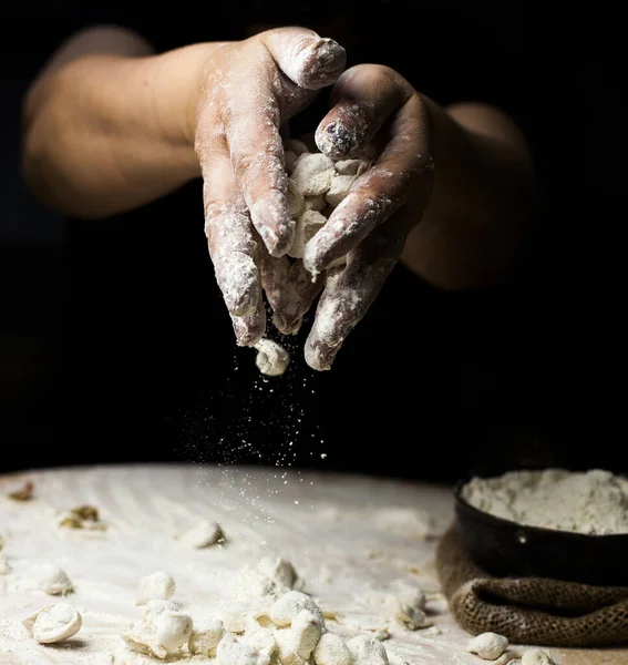 Szakács készült Dushbara étkezés sötét háttér — Stock Fotó