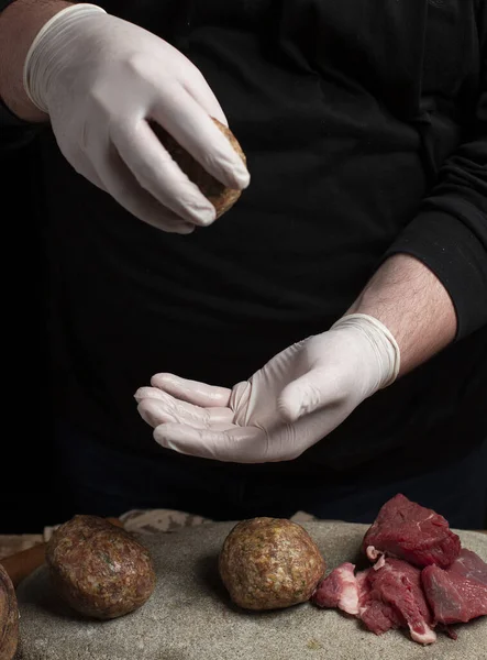 Cook makes cutlet with dark background — Stock Photo, Image