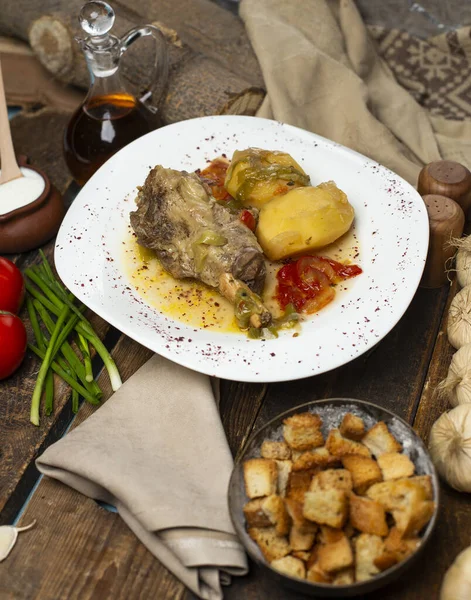 Deliciosa comida de carne y patata con fondo de madera — Foto de Stock