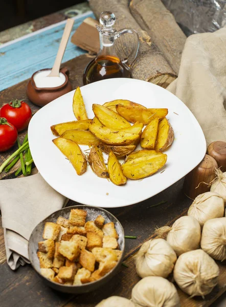 Zelfgemaakte frietjes op tafel — Stockfoto