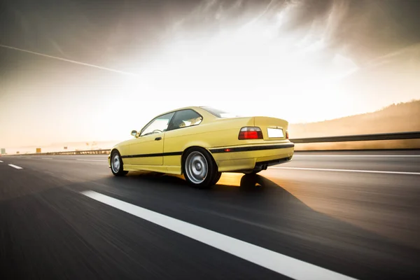 Taxi amarillo en la carretera, vista desde atrás — Foto de Stock