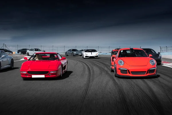 Red coches deportivos de carreras en la carretera — Foto de Stock