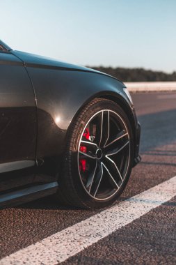 Siyah bir arabanın ön tasarım tekerleği.