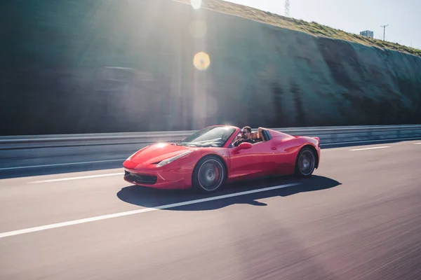 高速道路の天気の良い日に赤いスポーツモデルタクシー — ストック写真