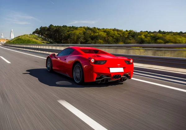 Último modelo de carro esporte vermelho na estrada — Fotografia de Stock