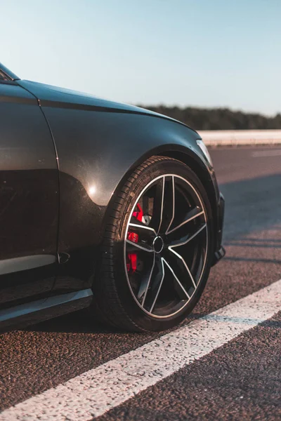 검은 자동차의 전면 설계 바퀴 — 스톡 사진