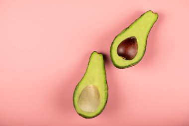 Tohumlu ve tohumsuz yeşil avokado, üst görünüm