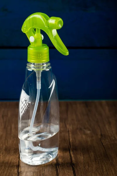 Desinfetante de mão em um recipiente de plástico transparente — Fotografia de Stock