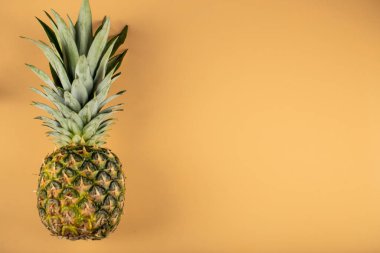 Turuncu arkaplanda izole edilmiş ananas