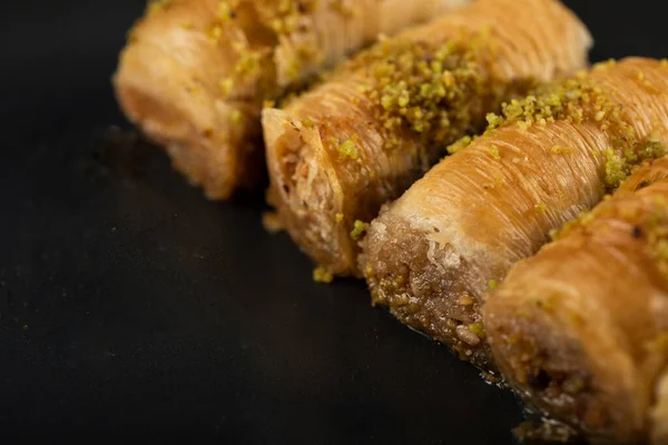 Pakhlava turc servi avec pistacchio haché dans un plateau noir — Photo