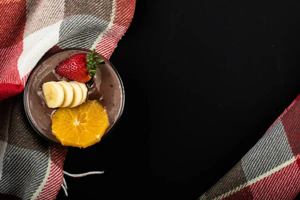 Świeżo krojony banan, truskawka, pomarańcza w metalowej misce — Zdjęcie stockowe