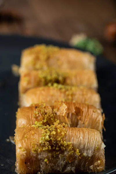 Turkish Delight pakhlava disajikan dengan pistacchio cincang, sudut pandang — Stok Foto