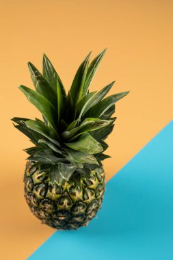 Turuncu mavi arkaplanda ananas, üst görünüm